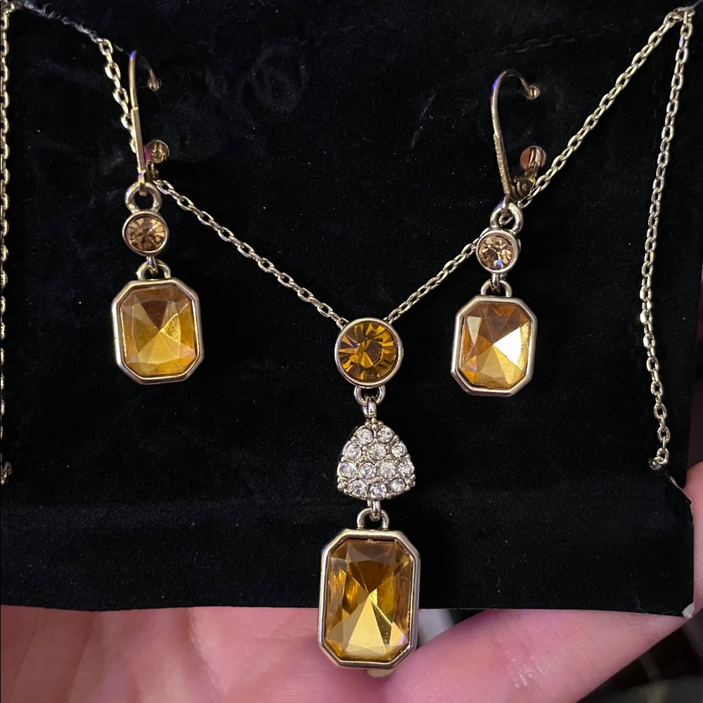 Earring and necklace set